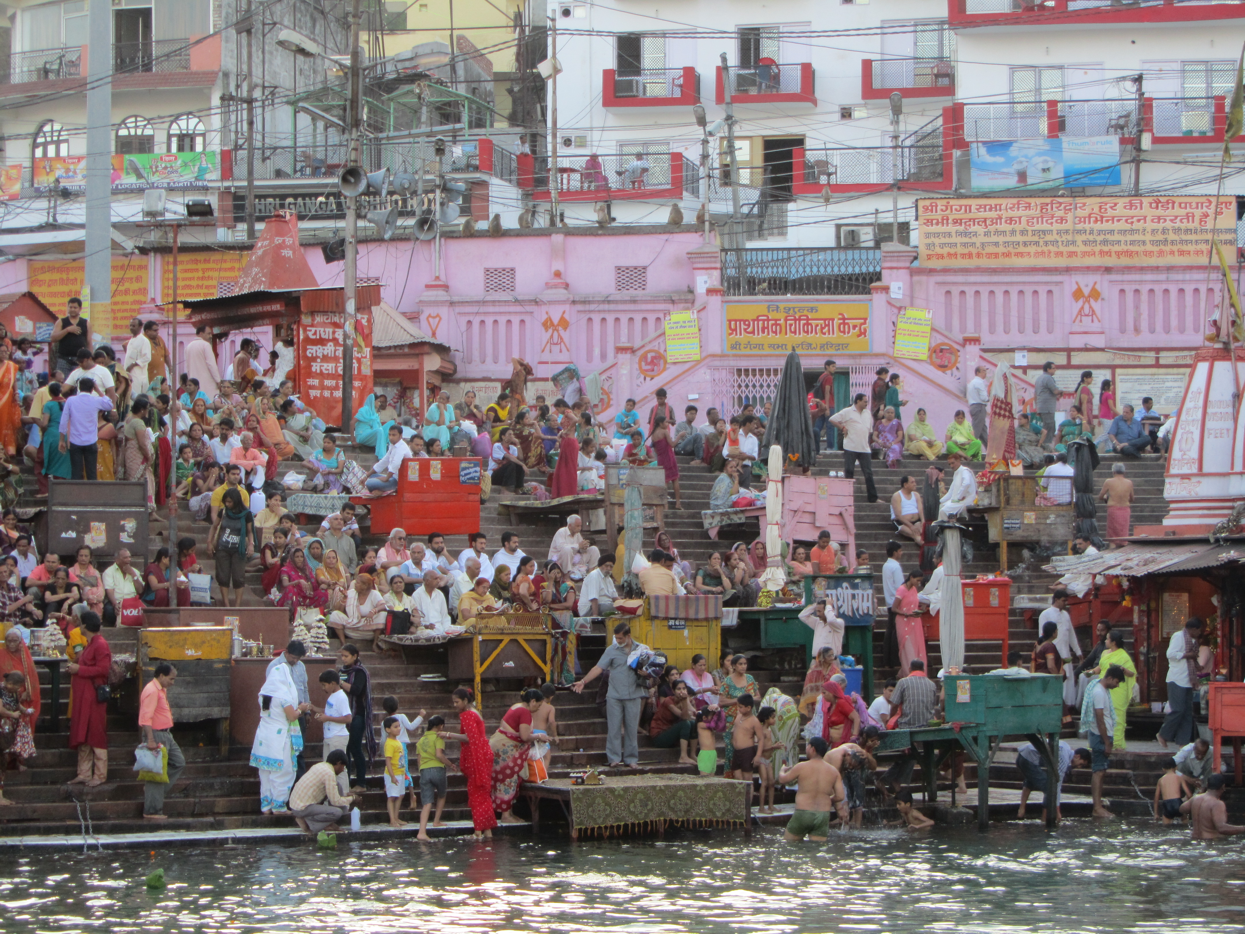 Buntes Treiben am Ganges-Ufer in Haridwar 